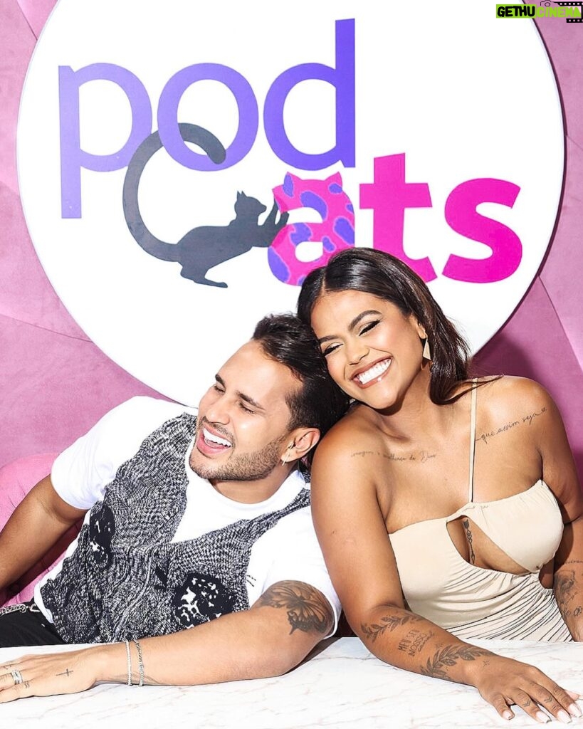 Camila Loures Instagram - o PODCATS TA DE VOLTA 💕🙌🏽 a partir do dia 7 de MAIO não sairemos mais da vida de vcs como vocês pediram… agr estaremos direto, todas as terças as 21 horas … oq acharam do cenário novo e nos conte, quem vcs querem ver por aq? vai ser BABADOOO 😱❤️