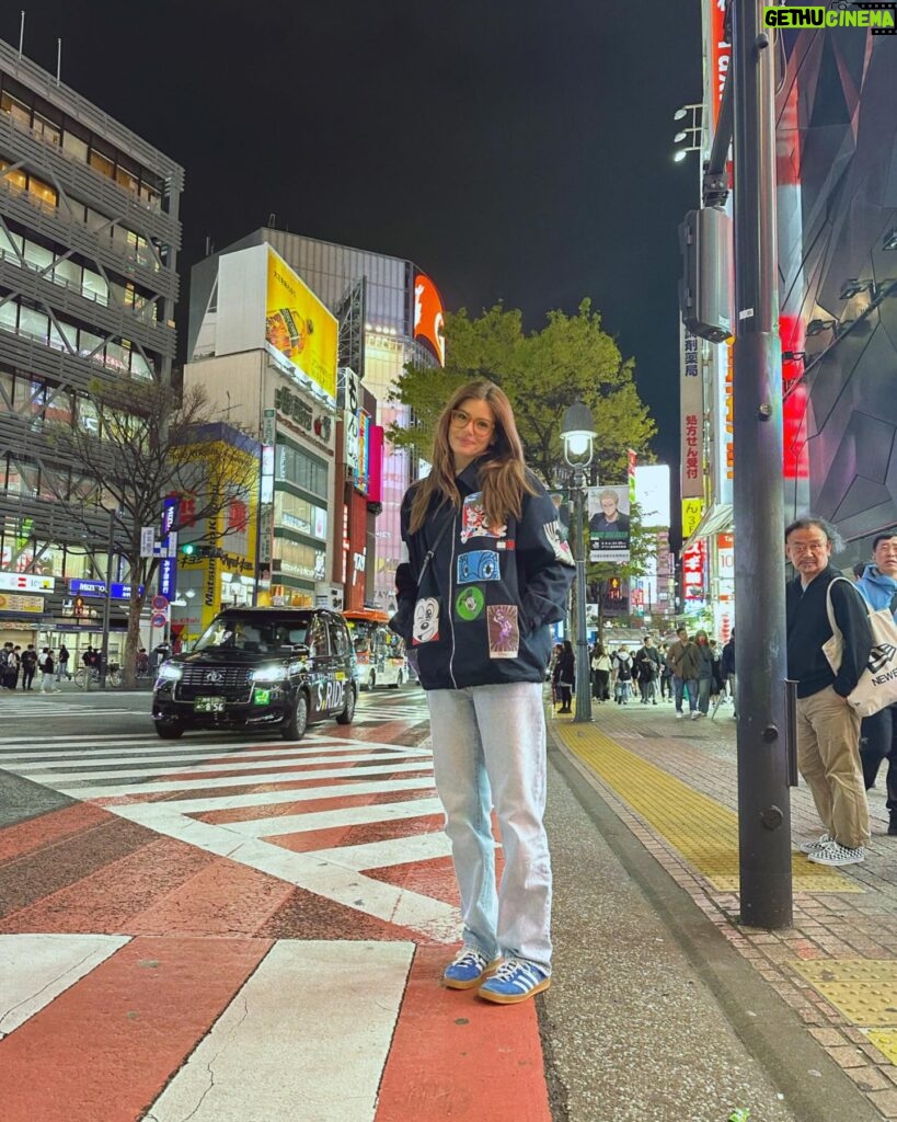 Camila Queiroz Instagram - Arigato Tokyo! 🇯🇵 Ressignifiquei esse lugar que foi tão marcante na minha vida, já contei essa história algumas vezes… O Japão é surpreendente, apaixonante, nos dá aula de civilidade e respeito ao próximo. Voltar depois de 13 anos foi uma mistura de sensações, me emocionei e agradeci algumas vezes. Ainda por cima estava a convite da joalheria mais icônica do mundo @tiffanyandco , acompanhada do amor da minha vida @klebbertoledo e da @13thprod É, foi um sonho. Arigato Tokyo! 🇯🇵 I resignified this place that was so remarkable in my life, I’ve told this story a few times... Japan is surprising, passionate, teaches us about civility and respect for others. Coming back after 13 years was a mixture of feelings, I was moved and thanked a few times. On top of that, I was invited by the world’s most iconic jewelry store @tiffanyandco accompanied by the love of my life @klebbertoledo and @13thprod Yeah, it was a dream.