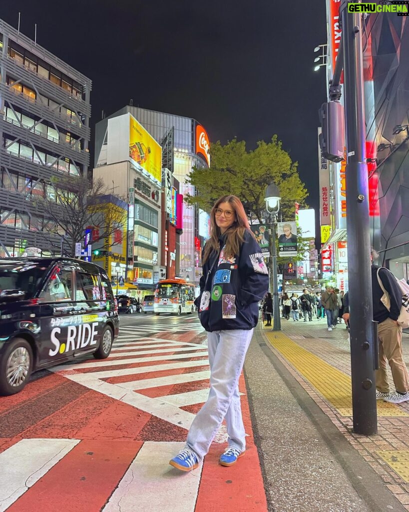 Camila Queiroz Instagram - Arigato Tokyo! 🇯🇵 Ressignifiquei esse lugar que foi tão marcante na minha vida, já contei essa história algumas vezes… O Japão é surpreendente, apaixonante, nos dá aula de civilidade e respeito ao próximo. Voltar depois de 13 anos foi uma mistura de sensações, me emocionei e agradeci algumas vezes. Ainda por cima estava a convite da joalheria mais icônica do mundo @tiffanyandco , acompanhada do amor da minha vida @klebbertoledo e da @13thprod É, foi um sonho. Arigato Tokyo! 🇯🇵 I resignified this place that was so remarkable in my life, I’ve told this story a few times... Japan is surprising, passionate, teaches us about civility and respect for others. Coming back after 13 years was a mixture of feelings, I was moved and thanked a few times. On top of that, I was invited by the world’s most iconic jewelry store @tiffanyandco accompanied by the love of my life @klebbertoledo and @13thprod Yeah, it was a dream.