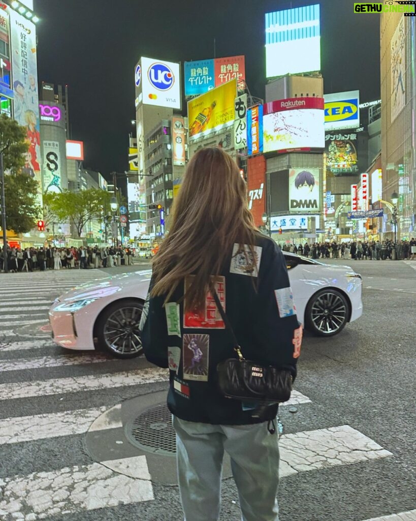 Camila Queiroz Instagram - Arigato Tokyo! 🇯🇵 Ressignifiquei esse lugar que foi tão marcante na minha vida, já contei essa história algumas vezes… O Japão é surpreendente, apaixonante, nos dá aula de civilidade e respeito ao próximo. Voltar depois de 13 anos foi uma mistura de sensações, me emocionei e agradeci algumas vezes. Ainda por cima estava a convite da joalheria mais icônica do mundo @tiffanyandco , acompanhada do amor da minha vida @klebbertoledo e da @13thprod É, foi um sonho. Arigato Tokyo! 🇯🇵 I resignified this place that was so remarkable in my life, I’ve told this story a few times... Japan is surprising, passionate, teaches us about civility and respect for others. Coming back after 13 years was a mixture of feelings, I was moved and thanked a few times. On top of that, I was invited by the world’s most iconic jewelry store @tiffanyandco accompanied by the love of my life @klebbertoledo and @13thprod Yeah, it was a dream.