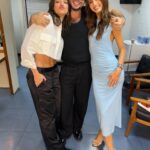 Camila Queiroz Instagram - Verdade seja dita... quando esse trio se junta, os segredos se revelam 😏 Em breve estaremos na telinha, juntos novamente graças ao @walcyrcarrasco, pra algo muito especial 🖤 Algum palpite?