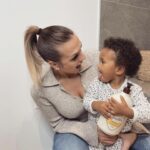 Camille Froment Instagram - Coucou les mam’s 💕 Avec Zélyana on ADORE la nouveauté de la marque @cavaillesfr > le gel bain douche 🥰 Parfait pour toute la famille, des plus petits aux plus grands ! Son odeur est tellement agréable, il rend la peau toute douce tout en la nourrissant et la protégeant ✨ Vous pouvez retrouver tous leurs produits en pharmacie ❤️