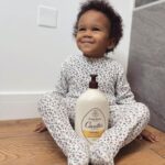 Camille Froment Instagram - Coucou les mam’s 💕 Avec Zélyana on ADORE la nouveauté de la marque @cavaillesfr > le gel bain douche 🥰 Parfait pour toute la famille, des plus petits aux plus grands ! Son odeur est tellement agréable, il rend la peau toute douce tout en la nourrissant et la protégeant ✨ Vous pouvez retrouver tous leurs produits en pharmacie ❤️