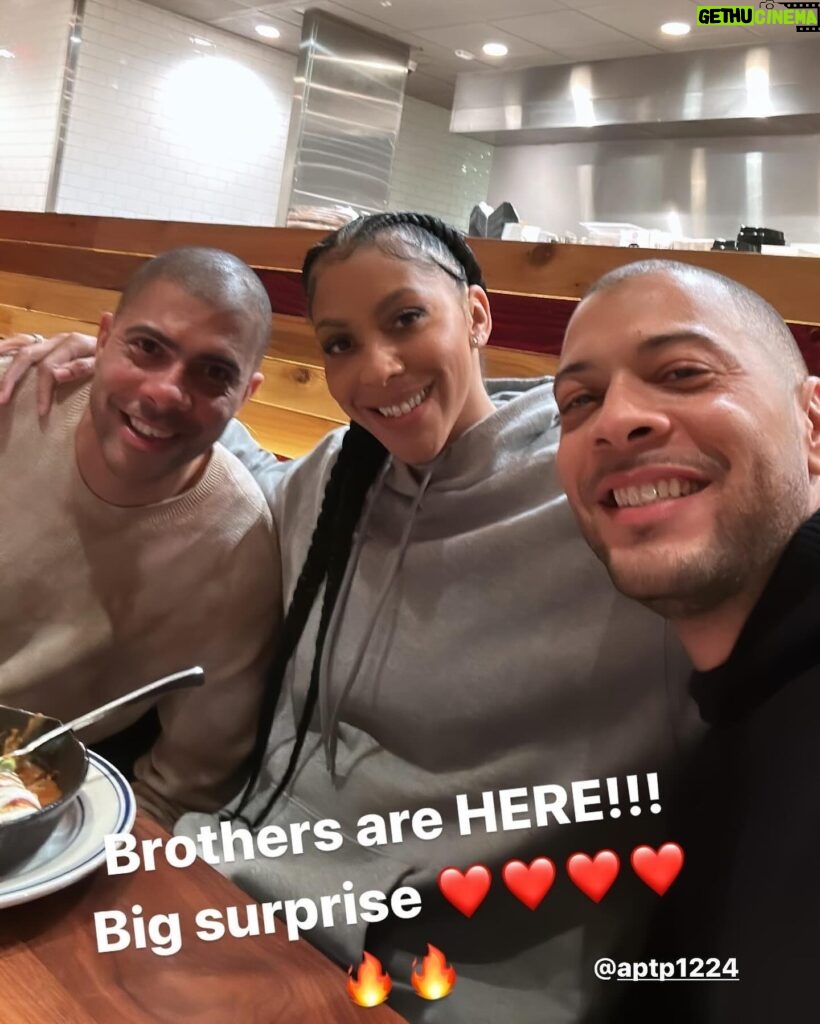 Candace Parker Instagram - All-Star ‘24! I met a couple rappers (@ernie.johnson dropped barz in his Legends speech) and caught up with some amazing peeps. Grateful to work with such amazing people 🙏🏽⭐️ #WeAreNotTheSameIAmAMartian 🔥🔥🔥 #RookieYearCarter3Vibez