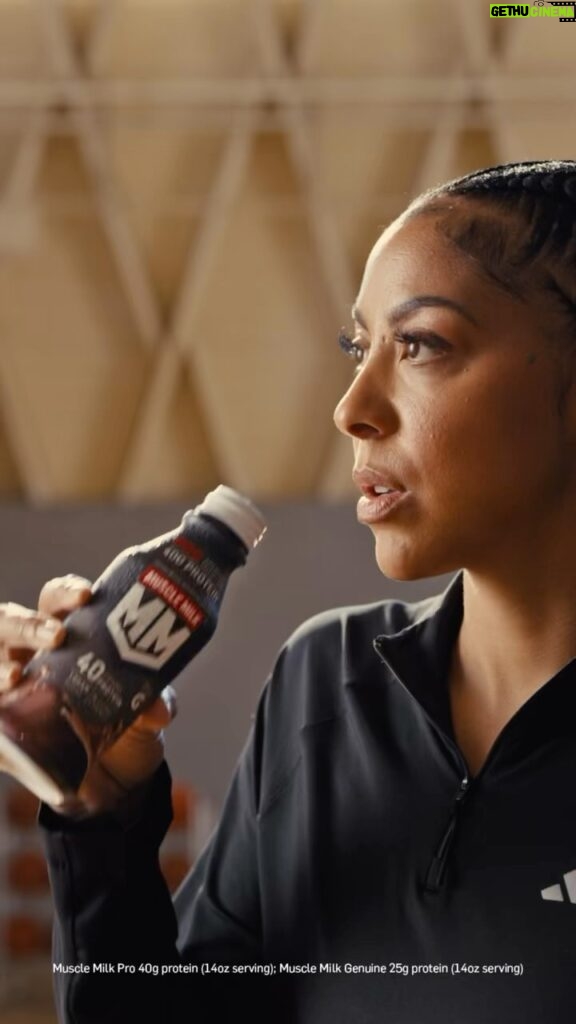 Candace Parker Instagram - Strength isn’t just physical – it’s also about the mentality you carry, both on and off the court. Proud to continue this work with my @musclemilk family 💪🏽 #OwnYourStrength #MuscleMilk_Partner