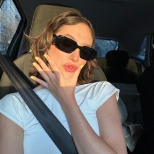 Candela Vetrano Instagram - haciendo uso de la luz del ocaso, mi primera cana, baba de amor, un escrache pero lindo, una planta que no se el nombre, frases que le mando a mi novio (si, soy eso), una pintura y unas latas, melancolía, un ejercicio, una máscara que me hará más linda.
