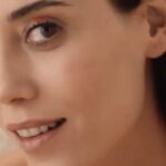 Cansu Dere Instagram - @elleturkiye @neostrataturkiye 💙🤍#Repost @elleturkiye ・・・ Keşfettikçe ve öğrendikçe zenginleşen biri #CansuDere. Oyunculukta ortaya çıkardığı, hatta karşılıklı oynadığı karakterlerle hem kendi içindeki kadını, hem insan doğasını keşfediyor. Sık sık kaçıp gittiği farklı coğrafyalarla da dünyayı ve yeni bakış açılarını... Mayıs sayımızı bayiilerden ve dergiburda.com'dan alabilir, trendyol, n11 ve hepsiburada'dan sipariş verebilirsiniz. @cansudere @neostrataturkiye Röportaj: @meldanar13 Video: @zinanguven Moda Direktörü: @asilasli Saç: @serkanyildirim Makyaj: @hakankulturofficial Set Tasarım @saraaydin @livnpieces Video Asistanı: @ilydas Moda Direktörü Asistanları: @damlareisoglu @dilaraavural Prodüktör: @belceturker Music& Sound Design : @sinan.ilhan Işık Şefi: @okanatas