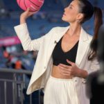 Cansu Dere Instagram - 10 yıldır Meme kanserinde erken teşhisin önemine dikkat çeken #pembetopsahada da bu yıl ben vardım. Bu anlamlı projeye 10’uncu yılında dahil olmak benim için kıymetliydi. Teşekkürler @pembetopsahada Hair,make-up: @ondertiryaki @dogukantncr Styling : @rutkayozis