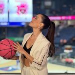 Cansu Dere Instagram - 10 yıldır Meme kanserinde erken teşhisin önemine dikkat çeken #pembetopsahada da bu yıl ben vardım. Bu anlamlı projeye 10’uncu yılında dahil olmak benim için kıymetliydi. Teşekkürler @pembetopsahada Hair,make-up: @ondertiryaki @dogukantncr Styling : @rutkayozis