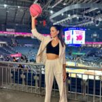 Cansu Dere Instagram - 10 yıldır Meme kanserinde erken teşhisin önemine dikkat çeken #pembetopsahada da bu yıl ben vardım. Bu anlamlı projeye 10’uncu yılında dahil olmak benim için kıymetliydi. Teşekkürler @pembetopsahada Hair,make-up: @ondertiryaki @dogukantncr Styling : @rutkayozis