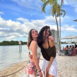 Cansu Dere Instagram - 🌞💛