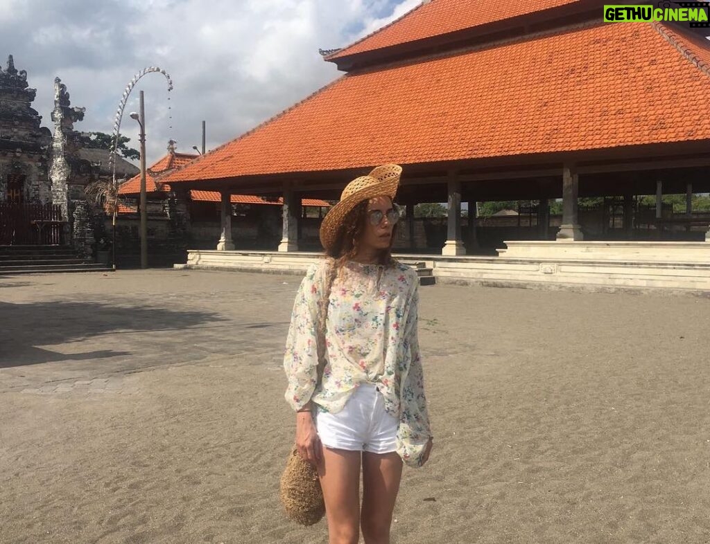 Cansu Dere Instagram - Throw back to Bali 🏯 📷 @ecesukan