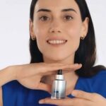 Cansu Dere Instagram - 🤍💙 #Repost @neostrataturkiye ・・・ Cansu Dere’nin videoda kullandığı favori ürünü Skin Active serisinin 3’lü Etki Cilt Dolgunlaştırıcı Serum, üç boyutlu çözüm sunarak cilt tonunu yeniliyor ve cildi pürüzsüzleştiriyor. Yoğun Göz Çevresi Bakımı kremi içeriğindeki kafein ile göz çevresini dolgunlaştırıyor, nemlendiriyor ve canlandırıyor. 💙 #CiltYenilemeUzmanı Kampanya Çekimi Krediler Reklam veren: Johnson & Johnson / Neostrata Kreatif Ajans ve prodüksiyon: 212 Fotoğraflar: Emre Güven Video: Melike Onay Styling: Serenay Satıcı Saç: Serkan Yıldırım Makyaj: Elçin Mutlu