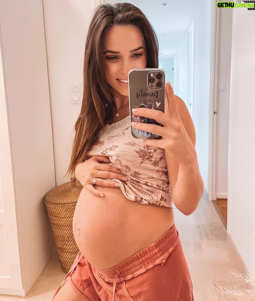 Capucine Anav Instagram - 3 mois VS 8 mois 🥚 🐣 Je ne pensais pas que mon gros bidou allait me manquer … j’ai posté mon ventre que très rarement par pudeur 🤍