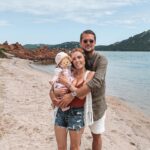 Capucine Anav Instagram - C’est quoi la définition du bonheur pour vous ? Moi je vous la présente en photo 🤍❤️ #familytime #familylife #bestmoments Cette photo contient un filtre
