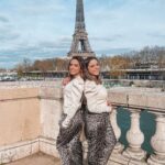 Capucine Anav Instagram - Cette photo résume tout ! Je vous présente, même si pour la plupart vous la connaissez déjà, ma petite soeur d’amour @louanavv ! Je suis fière et heureuse de partager cette photo ... c’est très rare que j’expose ma vie privée et ma famille en fait partie ... Mais mes sœurs me procurent un tel bien que je voulais absolument partager avec vous un de ces moments là ! Non ces moments ne sont pas rares, ils font juste partis de mon petit jardin secret... Et aujourd’hui je vous ouvre une petite partie de mon jardin ! 2 gamines à Paris, ou encore 2 lyonnaises à Paris ! Moment incroyable, voici donc Lou 26 ans ( enfin pour moi elle en a encore 10 😂 ) mon petit bébé, mon petit bonheur à moi que j’aime tant ! Mon amour pour mes sœurs est équivalant mais elle c’est la petite dernière, le petit bébé de la famille Anav ! Je vous souhaite à tous un excellent week-end, moi croyez moi il va être fabuleux ♥️