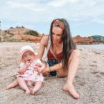 Capucine Anav Instagram - C’est quoi la définition du bonheur pour vous ? Moi je vous la présente en photo 🤍❤️ #familytime #familylife #bestmoments Cette photo contient un filtre