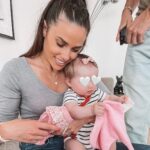 Capucine Anav Instagram - Ma première fête des mères avec ma princesse ! Il y a un 1 an elle était dans mon ventre et maintenant dans mes bras 🤍 le plus beau des cadeaux au monde ❤️