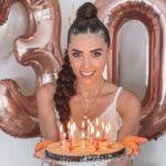 Capucine Anav Instagram - L’an dernier j’étais heureuse de me dire, heureusement que je fête mes 29 ans, au moins l’année prochaine je pourrai faire mes 30 ans entourée de tous mes amis et ma famille ... mais non le destin en a décidé autrement, la chose qui me rassure c’est que je peux une fois de plus partager ça avec vous ♥️ merci pour vos nombreux messages, vous avancez avec moi et ça me rajeunit mon petit cœur qui a déjà 30 ans aujourd’hui ! On se rassemblera tous pour mes 40 ans 😂👧🏻 #birthday #30ans #love