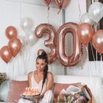 Capucine Anav Instagram - L’an dernier j’étais heureuse de me dire, heureusement que je fête mes 29 ans, au moins l’année prochaine je pourrai faire mes 30 ans entourée de tous mes amis et ma famille ... mais non le destin en a décidé autrement, la chose qui me rassure c’est que je peux une fois de plus partager ça avec vous ♥️ merci pour vos nombreux messages, vous avancez avec moi et ça me rajeunit mon petit cœur qui a déjà 30 ans aujourd’hui ! On se rassemblera tous pour mes 40 ans 😂👧🏻 #birthday #30ans #love