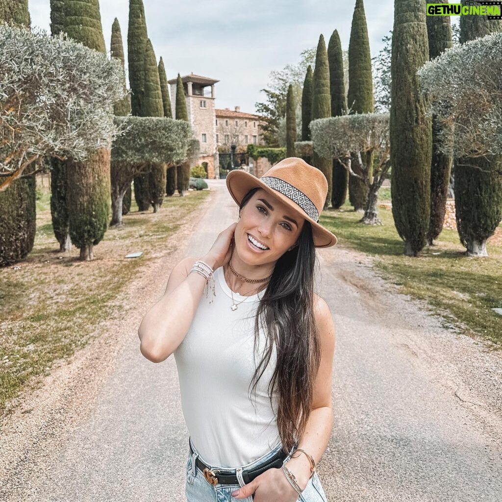 Capucine Anav Instagram - Tellement heureuse de fêter mon 32 ème anniversaire au @chateaudeberne où on se retrouve en amoureux après l’arrivée de notre princesse ! merci à mon amour pour cette merveilleuse surprise 🎁 🥂❤️🎂