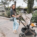 Capucine Anav Instagram - Hier c’était la rentrée pour Lola 👧🏻 2 eme jour, Elle s’adapte super bien, moi un peu moins 😂 c’est normal il faut que je m’habitue ! Dans quel était vous êtes vous quand vous laissez votre enfant ? 🫶🏼 @cybex_global #pousetteofferte #cadeaudenaissanceparcybex 😍