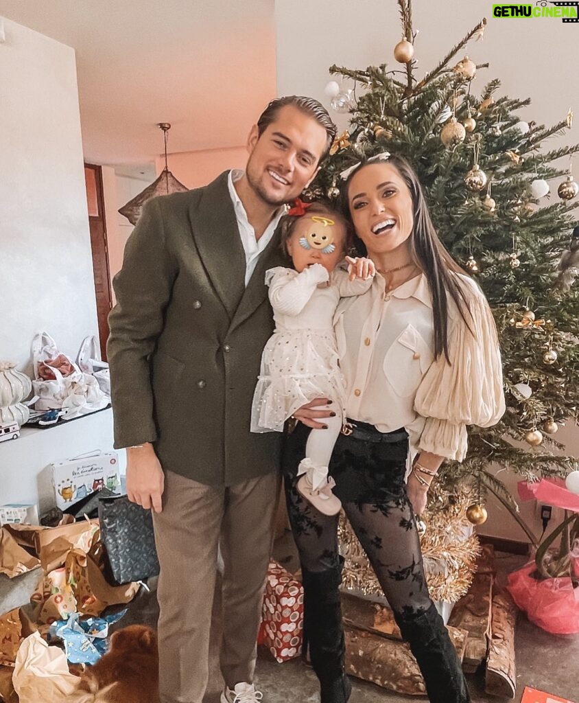 Capucine Anav Instagram - Le plus beau des Noël 🎄 j’attendais ça depuis toujours ! Construire ma famille et fêter Noël avec ! Merci à la vie de m’offrir ce cadeau si magique ✨ @vctrdm