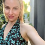 Cara Buono Instagram - Straight hair in Mallorca. Yes, the content is light. #hairstyles #mallorca #travel #summer #spain