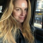Cara Buono Instagram - Back to work selfies #monday #flying #nyc #instagood #atlanta #setlife #selfie