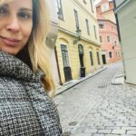 Cara Buono Instagram - Goodbye London! Hello Prague! #london #prague #instagood #strangerthings #ilovemyjob