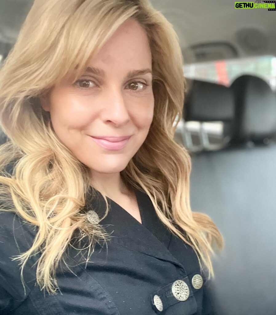 Cara Buono Instagram - It’s Monday. I’m in a taxi. And the light was good. #mondaymotivation #nyc #taxi #instagood #goodhairday #monday