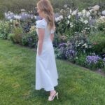 Cara Buono Instagram - A beautiful summer night honoring the wonderful, talented and inspiring @metier.london founder, @melissa.metier. #summer #soiré #garden #instagood #ny #hamptons #fashion Bag @metier.london Dress @roland_mouret Shoes @larroude Jewelry @pamelalove Earrings @monbouquettejewelry Sunglasses @garrettleight Styled by @bailey.moon HMU by me @voguemagazine