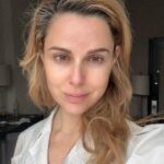 Cara Buono Instagram - Got me some greys. I actually started getting grey hair in college! #hair #grey #naturalhair #natural #instagood #flying #selfie