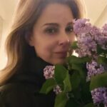 Cara Buono Instagram - Spring. Still chilly. #lilac #lilacseason #spring #nyc #sunday