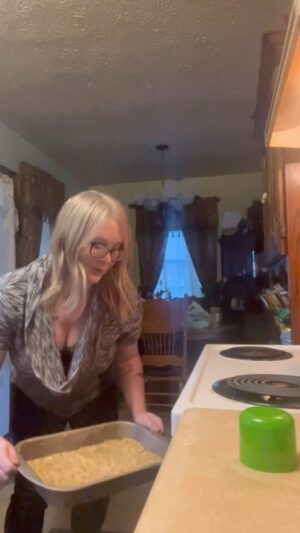 Cara Cunningham Instagram - I made stuffing for the first time and on Thanksgiving 😯