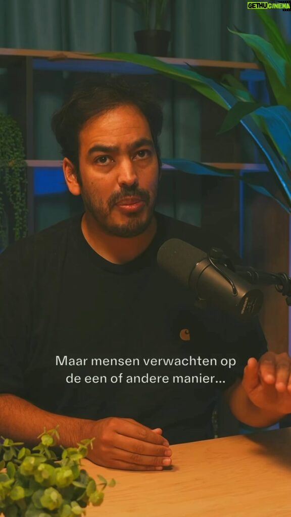 Carice van Houten Instagram - In Waanzinnig Land E22 razen we door de politieke week - Prinsjesdag & NOS voor kleuters - én ga ik in gesprek met de door mij zeer bewonderde @leavecaricealone, Neerlands meest succesvolle actrice tot ver buiten de landsgrenzen en sinds enige tijd ook vocaal klimaatactivist bij @extinctionrebellionnl. Dat laatste levert haar zowel lof op als vuige haat, maar deze strijder is het volkomen tegenovergestelde van de karikatuur die sommigen van haar proberen te maken. Ze is zoekend, zelfkritisch, oergeestig, vol zelfspot, twijfel, moed, vuur met een zacht hart en: zonder enige aandrang om anderen te veroordelen, zelfs niet degenen die haar - zelfbenoemd voormalig allemansvriend - bestoken met razernij. Luister ons gesprek in Waanzinnig Land via de link in bio of Spotify / Apple / Google / @podimo_nl etc. 🙏🏽🙏🏽❤️🌪️✨