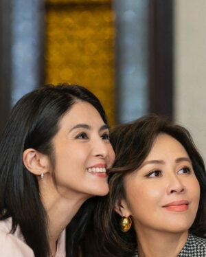 Carina Lau Instagram - 楊采妮👭
今晚21:20江蘇衛視，22:00騰訊視頻，順德之旅準時出發  #嘉人自友约#