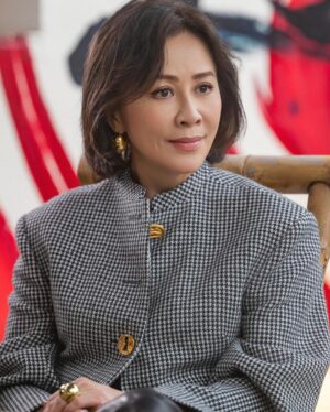 Carina Lau Instagram - 楊采妮👭
今晚21:20江蘇衛視，22:00騰訊視頻，順德之旅準時出發  #嘉人自友约#