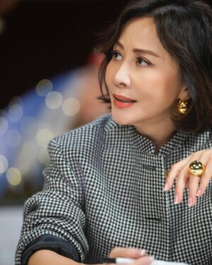 Carina Lau Instagram - 楊采妮👭
今晚21:20江蘇衛視，22:00騰訊視頻，順德之旅準時出發  #嘉人自友约#