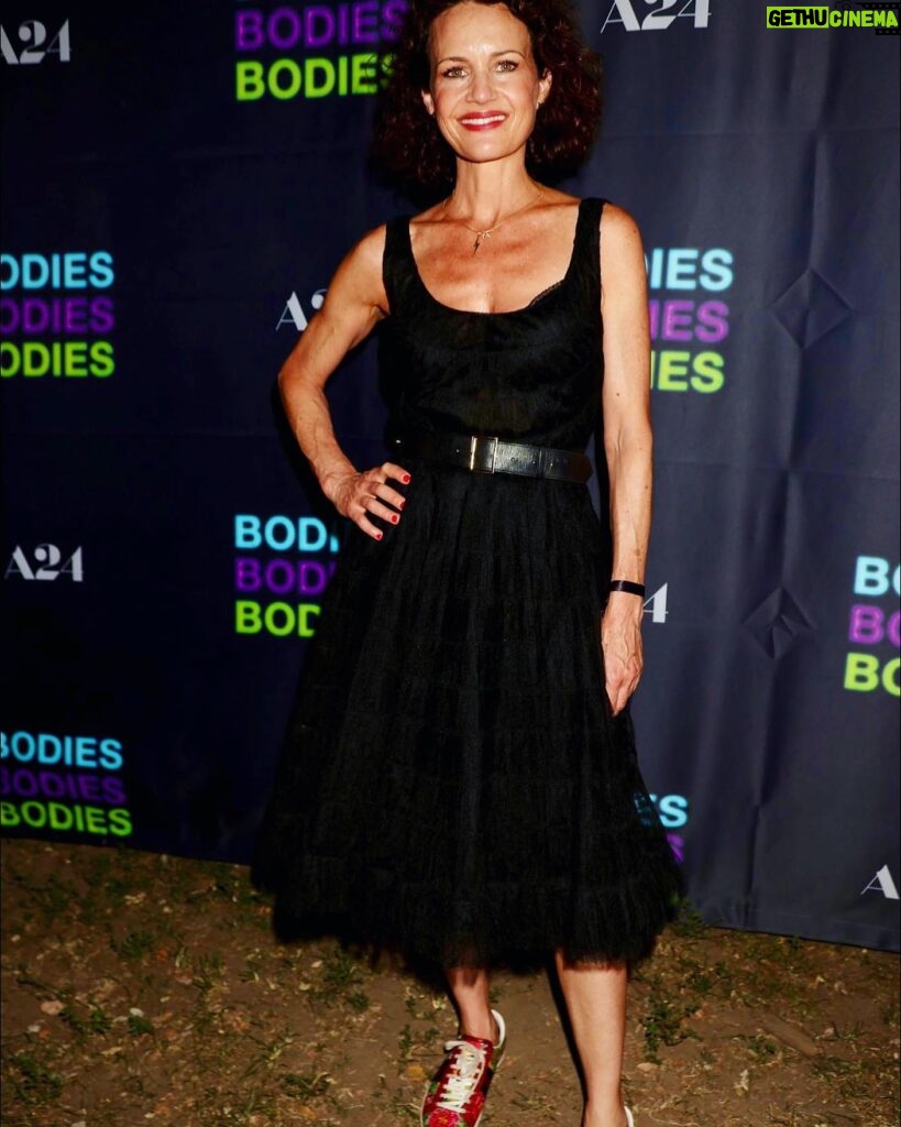 Carla Gugino Instagram - What a great (and sweaty 😅) night getting to watch #bodiesbodiesbodies on picnic blankets in the park. The director @halinareijn reigns supreme with this movie! An inspired take on a type of movie we feel we know well. It’s madcap, totally engaging, and whole lotta fun. There are some real surprises so just GO see it and don’t read too much before. Bravo to All involved! 👏🏼👏🏼 @a24 @bodiesbodiesbodies #film 🎥💥