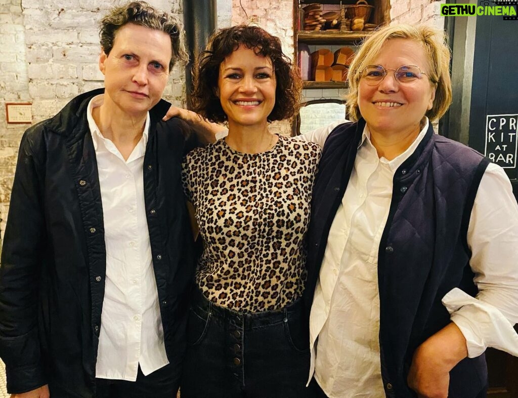Carla Gugino Instagram - Taking a moment to acknowledge these two dynamos who over a number of years, have enriched a magical few block radius in the west village with their absolutely delicious food; creating places that bring people together in such an authentic way. Building a true sense of community with not only their staff but with those who are lucky enough to get taste the seemingly simplest most delicious food (though, I’ve found out the hard way that their special touch cannot be created in your own kitchen-at least not mine yet 😂.) They navigated their way through the thick of the pandemic with grace and fortitude. 🙏 Grazie Rita and Jody! 💥 Just heard about their next very exciting endeavor. Stay tuned! @viacarota @ritasodi @barpisellino @buvettenyc @commerceinn ❤️ 🍝 🥃 #nyc