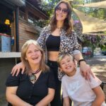 Carla Jara Instagram - Hoy celebramos a esta mujer maravillosa, a mi madre! A la mujer más poderosa que conozco, a la mujer que se puede estar cayendo el mundo pero sigue firme y con una sonrisa, a la que siempre tiene una palabra y un abrazo para darme. Te amo tanto mamá, espero que este nuevo año llene tu vida de salud y amor, lo demás llega solito!!! Feliz cumple ñaña!!!🎂🎈🎉