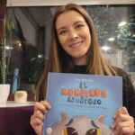 Carla Jara Instagram - Hoy es el día del libro!!! Antes q se termine este 23 de abril, darle gracias a ustedes por elegir mi primer cuento," El monstruo asustoso" éxito de venta y pronto se viene la segunda edición!!! Los que aún no lo compran quedan poquitos en librería Antartica, en trayecto bookstore, en buscalibre.cl y en otraa libreríaa del país!!! Gracias por su amor!!!🥰 #DíadelLibro #LecturaInfantil #Niños #Niñas