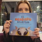 Carla Jara Instagram - Hoy es el día del libro!!! Antes q se termine este 23 de abril, darle gracias a ustedes por elegir mi primer cuento," El monstruo asustoso" éxito de venta y pronto se viene la segunda edición!!! Los que aún no lo compran quedan poquitos en librería Antartica, en trayecto bookstore, en buscalibre.cl y en otraa libreríaa del país!!! Gracias por su amor!!!🥰 #DíadelLibro #LecturaInfantil #Niños #Niñas