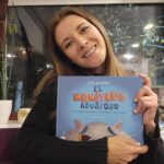 Carla Jara Instagram - Hoy es el día del libro!!! Antes q se termine este 23 de abril, darle gracias a ustedes por elegir mi primer cuento," El monstruo asustoso" éxito de venta y pronto se viene la segunda edición!!! Los que aún no lo compran quedan poquitos en librería Antartica, en trayecto bookstore, en buscalibre.cl y en otraa libreríaa del país!!! Gracias por su amor!!!🥰 #DíadelLibro #LecturaInfantil #Niños #Niñas