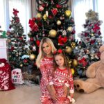 Carla Moreau Instagram - NOTRE PHOTO COMME CHAQUE ANNÉE 😍 PASSEZ DE MERVEILLEUSES FÊTES DE NOËL 🎄 ♥️ QUE CE NOËL SOIT CHALEUREUX DANS CHAQUE MAISON ET REMPLI D’AMOUR. JE VOUS AIME FORT @rubyguedj