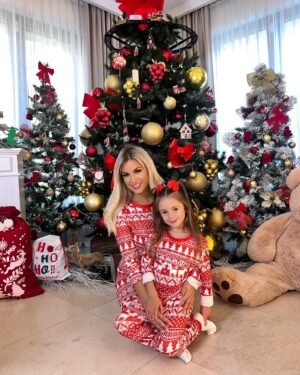 Carla Moreau Instagram - NOTRE PHOTO COMME CHAQUE ANNÉE 😍 PASSEZ DE MERVEILLEUSES FÊTES DE NOËL 🎄 ♥️ QUE CE NOËL SOIT CHALEUREUX DANS CHAQUE MAISON ET REMPLI D’AMOUR. JE VOUS AIME FORT @rubyguedj
