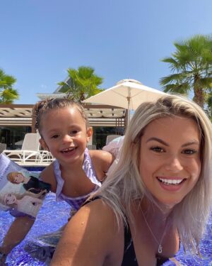 Carla Moreau Instagram - Chaque jour qui passe j’ai le sourire  grâce a elle @rubyguedj .. 🌈💕🏝