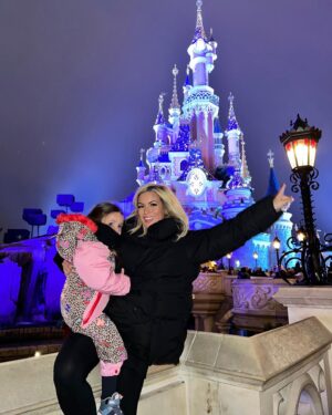 Carla Moreau Instagram - J’ai verser ma larmes 🥲 Un moment que j’oublierais jamais avec ma fille @rubyguedj ♥️ je t’emmènerais jusqu’au bout de tes rêves ma princesses des îles ☀️ 🙏🏻 #dineyland #family