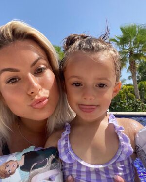Carla Moreau Instagram - Chaque jour qui passe j’ai le sourire  grâce a elle @rubyguedj .. 🌈💕🏝